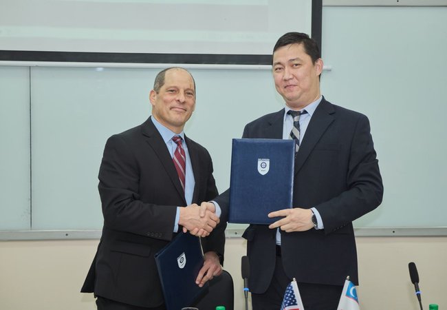 MBA 1 + 1 program together with Roosevelt University
